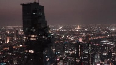 Sathorn Bölgesi, Chong Nonsi, Kral Power Mahanakhon Kulesi ve Tayland Bangkok 'ta hava yürüyüşü