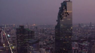 Sathorn Bölgesi, Chong Nonsi, Kral Power Mahanakhon Kulesi ve Tayland Bangkok 'ta hava yürüyüşü