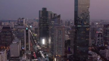 Sathorn Bölgesi, Chong Nonsi, Kral Power Mahanakhon Kulesi ve Tayland Bangkok 'ta hava yürüyüşü