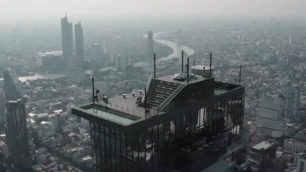 Vista aérea del distrito de Sathorn, Chong Nonsi, torre King Power Mahanakhon y pasarela en Bangkok, Tailandia — Vídeos de Stock