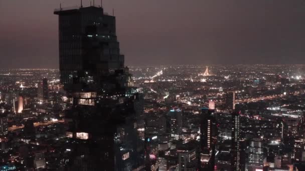 Widok z powietrza na dzielnicę Sathorn, Chong Nonsi, wieżę King Power Mahanakhon i skywalk w Bangkoku, Tajlandia — Wideo stockowe