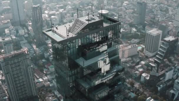 Flygfoto över Sathorn distriktet, Chong Nonsi, King Power Mahanakhon torn och skywalk i Bangkok, Thailand — Stockvideo