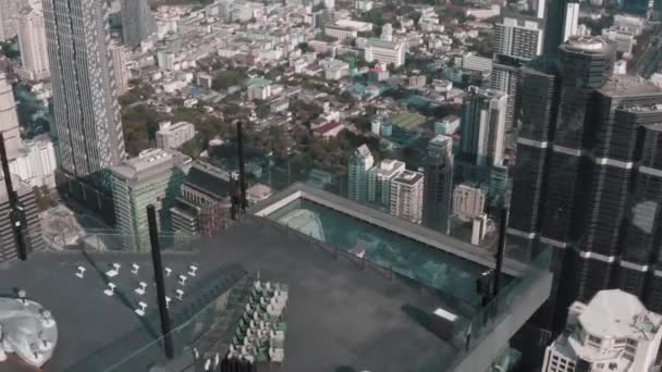 Vista aérea del distrito de Sathorn, Chong Nonsi, torre King Power Mahanakhon y pasarela en Bangkok, Tailandia — Vídeos de Stock