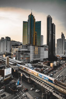 Bangkok Tayland 'daki Asoke kavşağı ve gökyüzü tren istasyonu