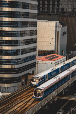 Bangkok Tayland 'daki Asoke kavşağı ve gökyüzü tren istasyonu