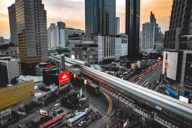 Bangkok Tayland 'daki Asoke kavşağı ve gökyüzü tren istasyonu
