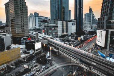 Bangkok Tayland 'daki Asoke kavşağı ve gökyüzü tren istasyonu
