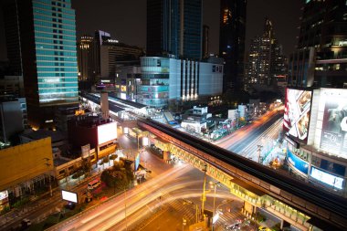 Bangkok Tayland 'daki Asoke kavşağı ve gökyüzü tren istasyonu