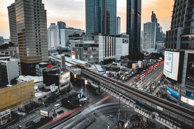 Bangkok Tayland 'daki Asoke kavşağı ve gökyüzü tren istasyonu