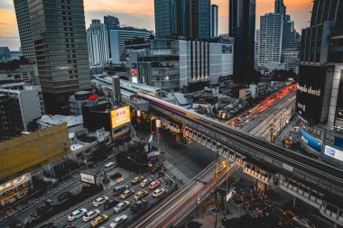Bangkok Tayland 'daki Asoke kavşağı ve gökyüzü tren istasyonu