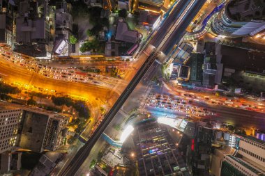 Bangkok Tayland 'daki Asoke kavşağı ve gökyüzü tren istasyonunun hava görüntüsü