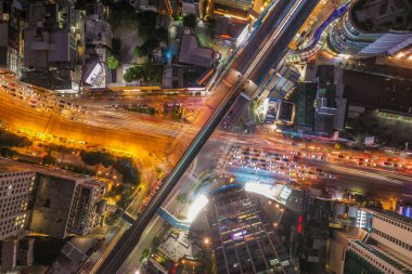 Bangkok Tayland 'daki Asoke kavşağı ve gökyüzü tren istasyonunun hava görüntüsü