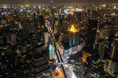 Bangkok Tayland 'daki Asoke kavşağı ve gökyüzü tren istasyonunun hava görüntüsü