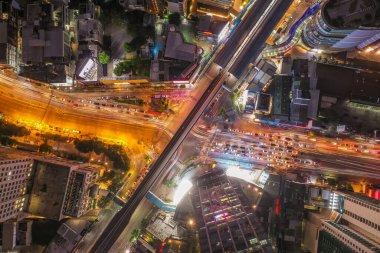 Bangkok Tayland 'daki Asoke kavşağı ve gökyüzü tren istasyonunun hava görüntüsü