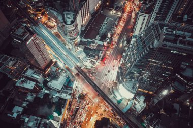 Bangkok Tayland 'daki Asoke kavşağı ve gökyüzü tren istasyonunun hava görüntüsü