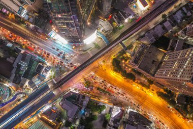 Bangkok Tayland 'daki Asoke kavşağı ve gökyüzü tren istasyonunun hava görüntüsü