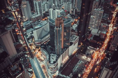 Bangkok Tayland 'daki Asoke kavşağı ve gökyüzü tren istasyonunun hava görüntüsü