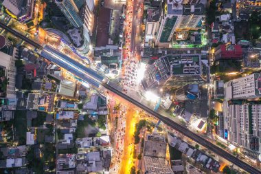 Bangkok Tayland 'daki Asoke kavşağı ve gökyüzü tren istasyonunun hava görüntüsü