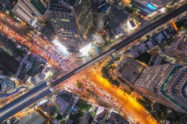 Bangkok Tayland 'daki Asoke kavşağı ve gökyüzü tren istasyonunun hava görüntüsü