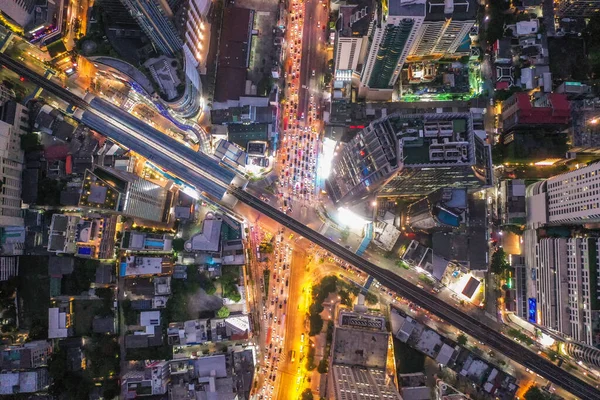 Vista aérea de la intersección de Asoke y la estación de tren del cielo en Bangkok Tailandia — Foto de Stock