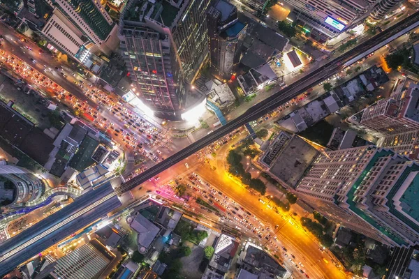 Vista aérea de la intersección de Asoke y la estación de tren del cielo en Bangkok Tailandia — Foto de Stock