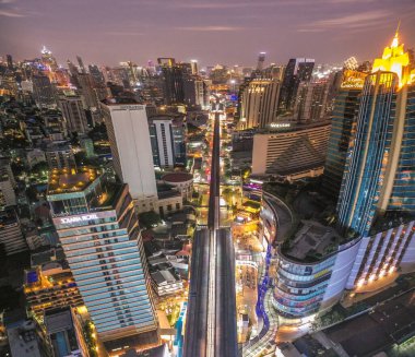 Bangkok Tayland 'daki Asoke kavşağı ve gökyüzü tren istasyonunun hava görüntüsü