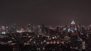 Bangkok Tayland 'daki Asoke kavşağı ve gökyüzü tren istasyonunun hava görüntüsü