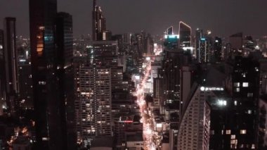 Bangkok Tayland 'daki Asoke kavşağı ve gökyüzü tren istasyonunun hava görüntüsü
