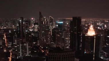 Bangkok Tayland 'daki Asoke kavşağı ve gökyüzü tren istasyonunun hava görüntüsü