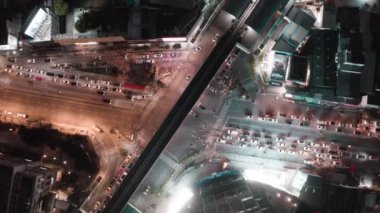 Bangkok Tayland 'daki Asoke kavşağı ve gökyüzü tren istasyonunun hava görüntüsü