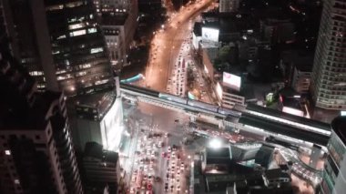 Bangkok Tayland 'daki Asoke kavşağı ve gökyüzü tren istasyonunun hava görüntüsü