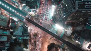 Bangkok Tayland 'daki Asoke kavşağı ve gökyüzü tren istasyonunun hava görüntüsü