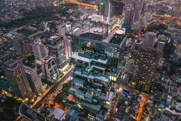 Flygfoto över Sathorn distriktet under covid lockdown karantän, Chong Nonsi, King Power Mahanakhon torn och skywalk i Bangkok, Thailand — Stockfoto