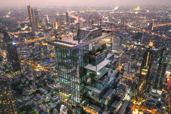 Luchtfoto van Sathorn district tijdens covid lockdown quarantaine, Chong Nonsi, King Power Mahanakhon toren en skywalk in Bangkok, Thailand — Stockfoto