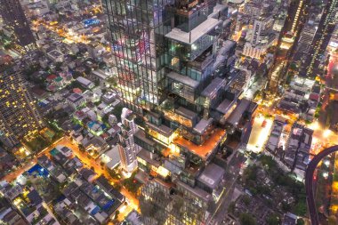 Sathorn bölgesinin hava görüntüsü kapalı karantina sırasında, Chong Nonsi, King Power Mahanakhon kulesi ve Tayland Bangkok 'ta hava yürüyüşü