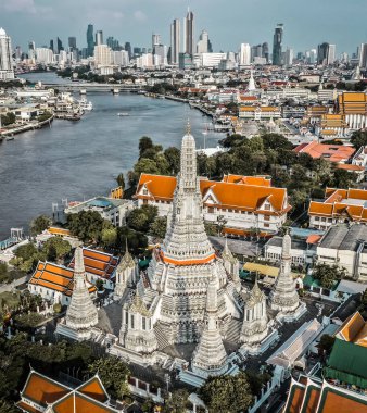 Bangkok Tayland 'daki Wat Arun tapınağının karantina sırasındaki hava görüntüsü.