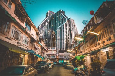 Eski ve yeni Bangkok. Antika Townhouse ve Tayland 'daki modern apartman