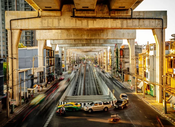 Tráfego de Bangkok sob a ponte rodoviária na Tailândia — Fotografia de Stock