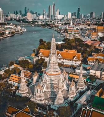 Bangkok Tayland 'daki Wat Arun tapınağının karantina sırasındaki hava görüntüsü.