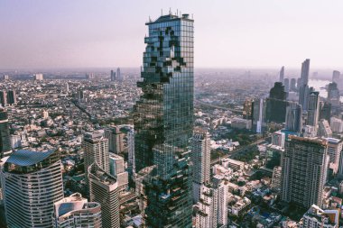 Sathorn bölgesinin hava görüntüsü kapalı karantina sırasında, Chong Nonsi, King Power Mahanakhon kulesi ve Tayland Bangkok 'ta hava yürüyüşü