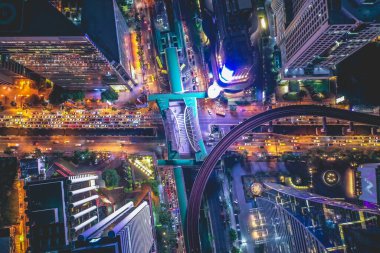 Sathorn bölgesinin hava görüntüsü kapalı karantina sırasında, Chong Nonsi, King Power Mahanakhon kulesi ve Tayland Bangkok 'ta hava yürüyüşü