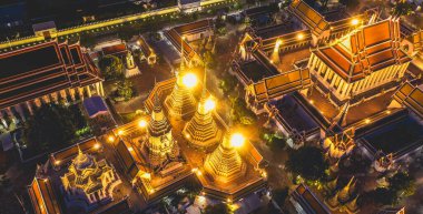 Gece karantina sırasında Bangkok Tayland 'daki Büyük Saray Tapınağı' nın hava manzarası