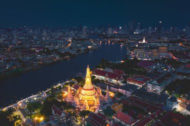 Bangkok Tayland 'daki Wat Arun tapınağının karantina sırasındaki hava görüntüsü.