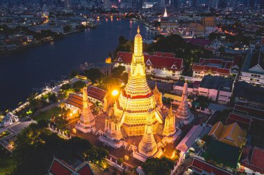 Bangkok Tayland 'daki Wat Arun tapınağının karantina sırasındaki hava görüntüsü.