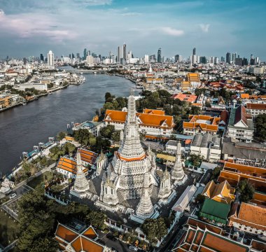 Bangkok Tayland 'daki Wat Arun tapınağının karantina sırasındaki hava görüntüsü.