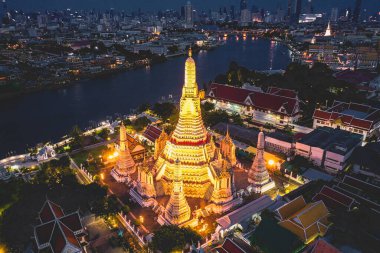 Bangkok Tayland 'daki Wat Arun tapınağının karantina sırasındaki hava görüntüsü.