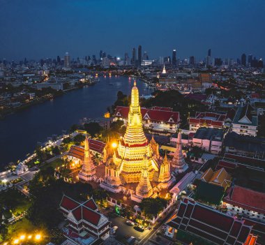 Bangkok Tayland 'daki Wat Arun tapınağının karantina sırasındaki hava görüntüsü.