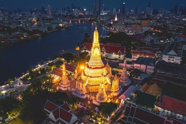 Bangkok Tayland 'daki Wat Arun tapınağının karantina sırasındaki hava görüntüsü.