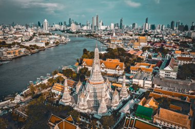 Bangkok Tayland 'daki Wat Arun tapınağının karantina sırasındaki hava görüntüsü.