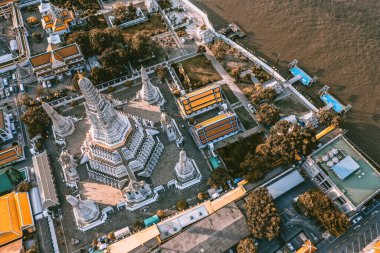 Bangkok Tayland 'daki Wat Arun tapınağının karantina sırasındaki hava görüntüsü.